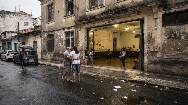 Rio: Pub Crawl in Lapa with Cachaça Tasting and Live Samba